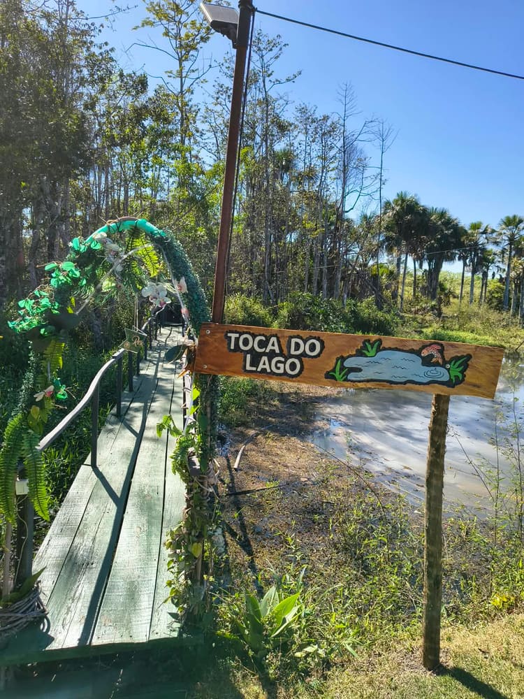Quiosque Toca do Lago, de frente para a água