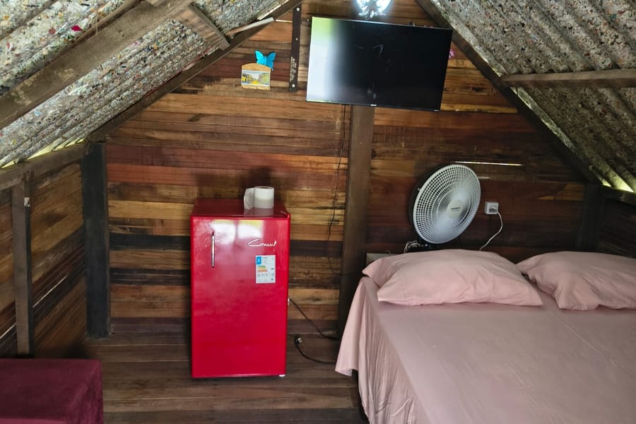 Quarto da Cabana Branca com cama de casal, TV e frigobar
