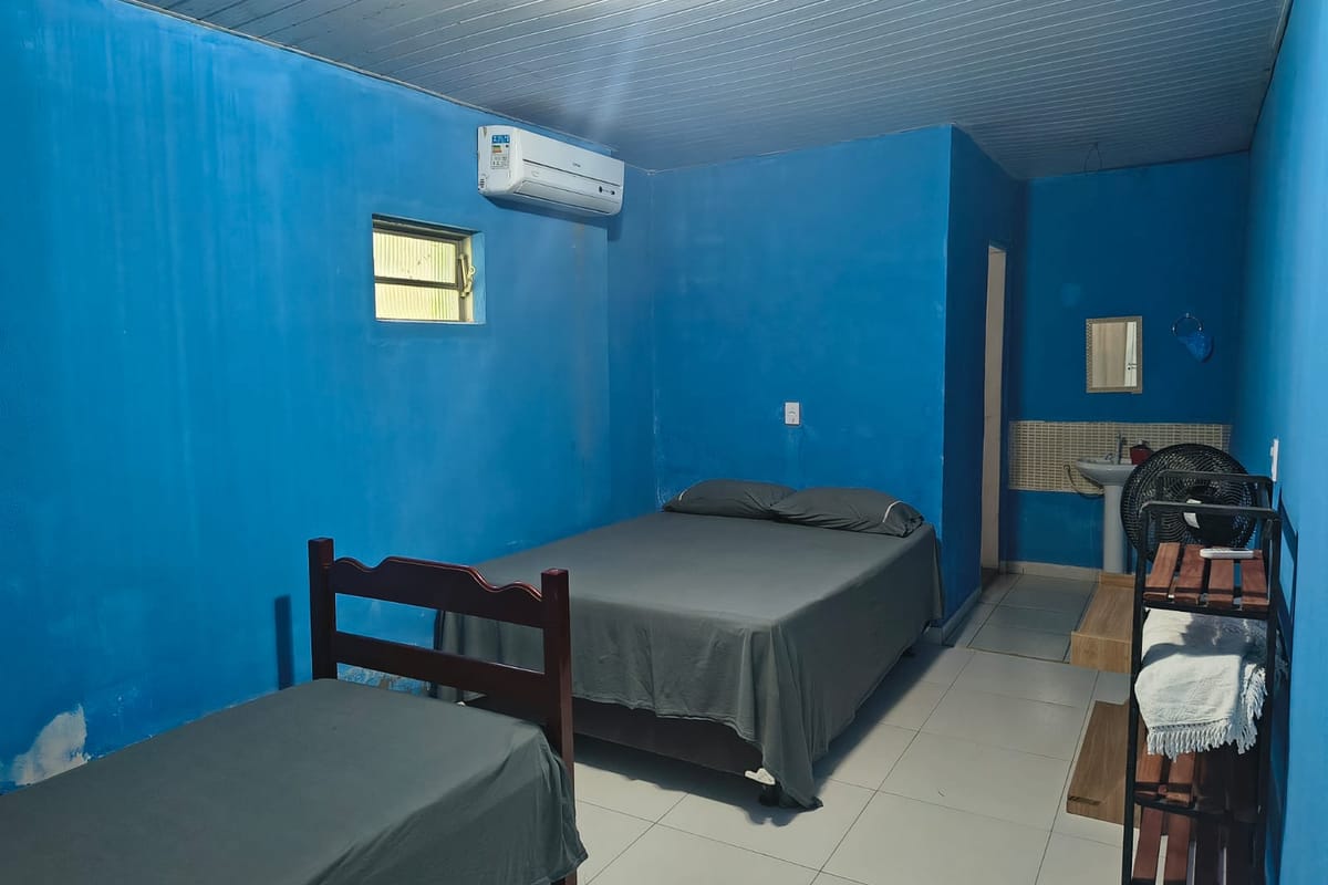 Quarto da Casa Verde com ar-condicionado, cama de casal e cama de solteiro