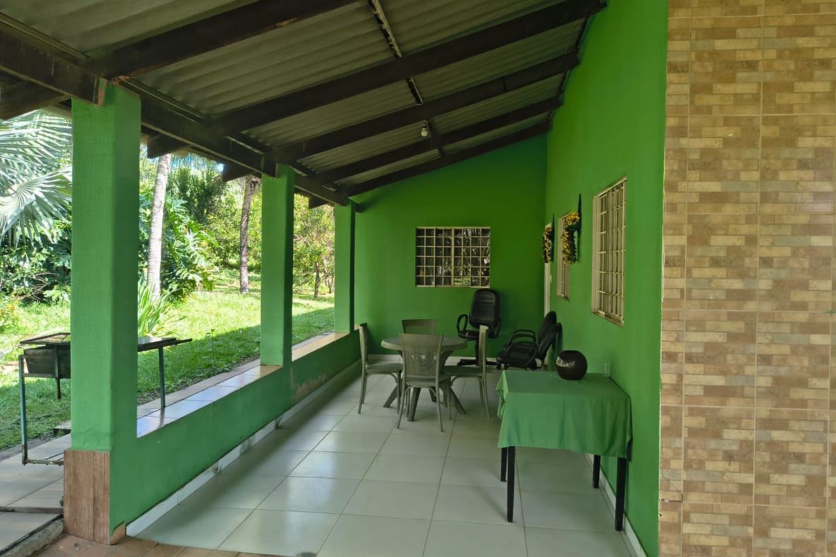 Varanda coberta da Casa Verde, com mesa e cadeiras