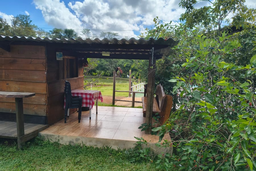 Cabana Helsinque, de madeira, com varanda voltada para o gramado