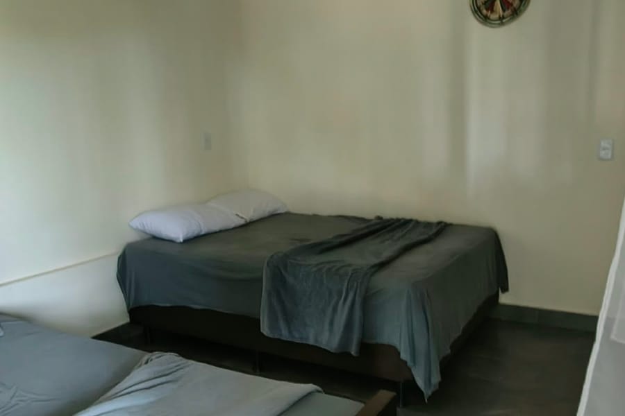 Quarto da suíte Rio de Janeiro com cama de casal e cama de solteiro