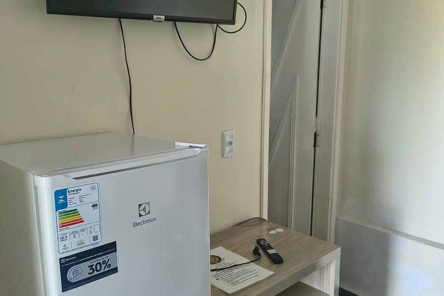 TV e frigobar da suíte Rio de Janeiro