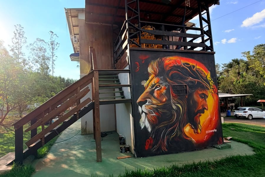 Fachada do sobrado, com o mural do leão