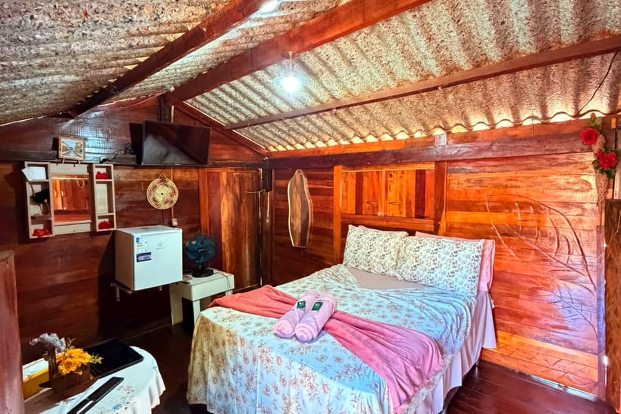 Quarto da Cabana da Árvore Talin com cama de casal