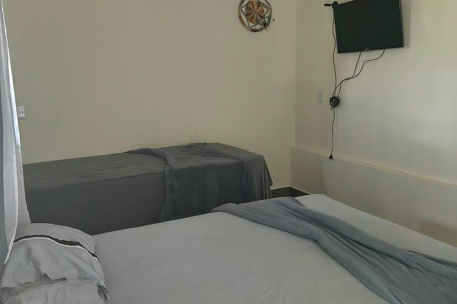 Quarto da suíte The Boss com cama de casal e cama de solteiro